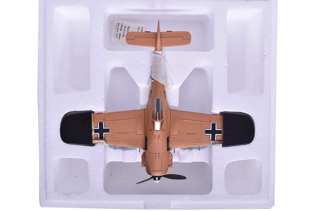Armour Collection / Franklin Mint 1:48 FW 190 Fockewulf WWII Aces Diecast Plane: Armour Collection / Franklin Mint 1:48 FW 190 Fockewulf WWII Aces Diecast Plane Replica 1:48 scale diecast FW 190 Fockewulf WWII Aces military plane by Armour Collection. Item No. ART 98031. New in bo