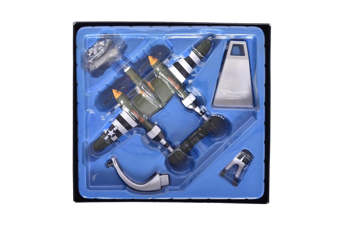 Corgi 1:72 AA36602 P-38J 'Droop Snoot' Lightning 'Eze Does It' Diecast WWII Military Plane: Corgi 1:72 AA36602 P-38J 'Droop Snoot' Lightning 'Eze Does It' Diecast WWII Military Plane Replica 1:72 scale die cast P-38J 'Droop Snoot' Lightning - 'Eze Does It', Capt. Herschel "Easy" Ezell Jr. mi