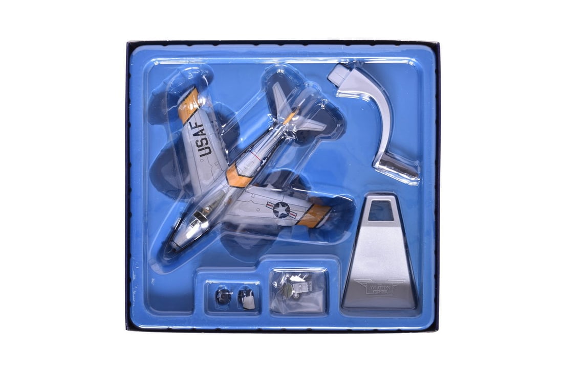 Corgi 1:72 US35804 F-86E Sabre - Col. Walker "Bud" Mahurin Diecast Plane - Fighter Ace: Corgi 1:72 US35804 F-86E Sabre - Col. Walker "Bud" Mahurin Diecast Plane - Fighter Ace Replica 1:72 scale die cast F-86E Sabre - Col. Walker "Bud" Mahurin, CMD., 4th FW, Kimpo South Korea 1952 militar