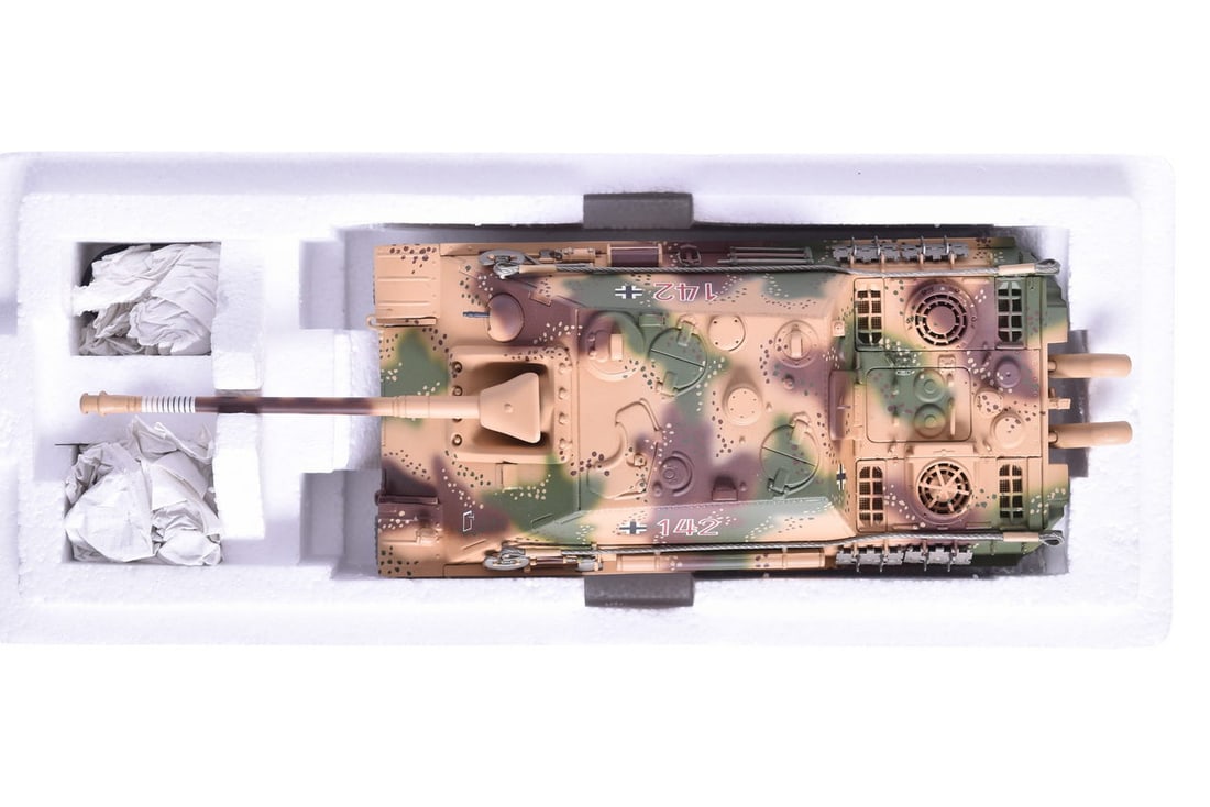 Minichamps 1:35 Panzerkampfwagen V Jagdpanther Diecast WWII Military Tank: Minichamps 1:35 Panzerkampfwagen V Jagdpanther Diecast WWII Military Tank Replica 1:35 scale die cast Panzerkampfwagen V Jagdpanther Schwere Heeres Panzer Jagdabteilung 559, Westfront 1944 WWII milita