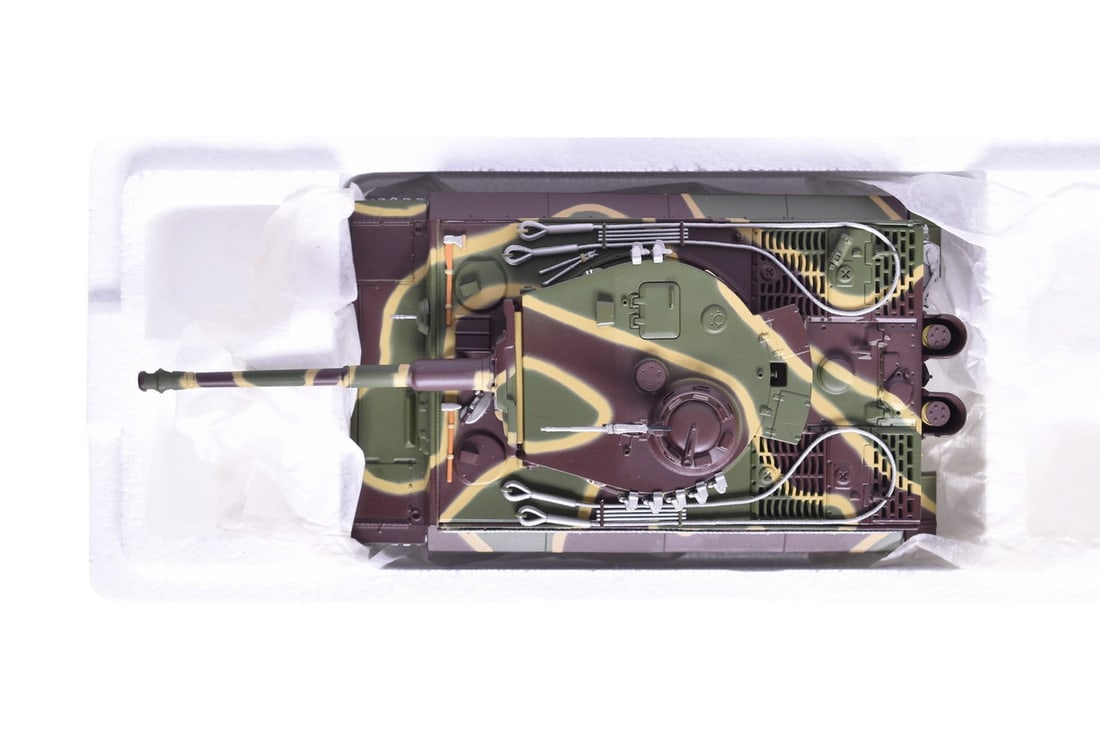 Minichamps 1:35 Panzerkampfwagen VI Tiger I Diecast WWII Military Tank: Minichamps 1:35 Panzerkampfwagen VI Tiger I Diecast WWII Military Tank Replica 1:35 scale die cast Panzerkampfwagen VI Tiger I France 1944 military tank by Minichamps. Item No. 350 010001. Appears lik