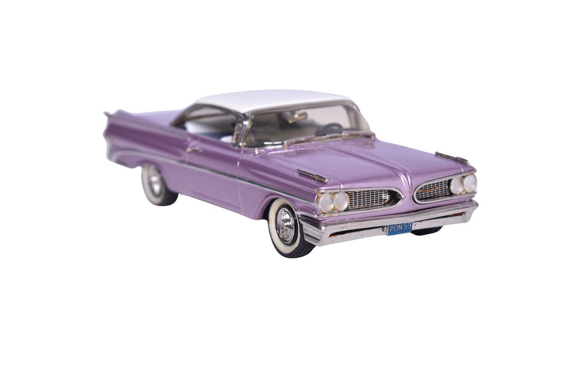 Madison Models Nr. 20 1959 Pontiac Catalina: Madison Models white metal 1:43 scale Nr. 20 1959 Pontiac Catalina in Royal Amethyst and Cameo Ivory. Car does not come with original packaging, missing driver's side mirror. Box size 8" x 8" x 4"