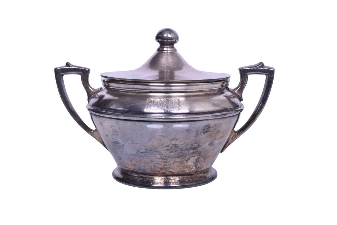 International Silver Louisville and Nashville Railroad Sugar Bowl w/ Lid 12 Oz: Double handled sugar bowl with lid, bottom stamped International Silver Co. Silver Soldered L&N in serif 1 12 OZ. and dated 1923. Measures 6 1/4" at the handles and 4" tall. Shows light scratches, nic