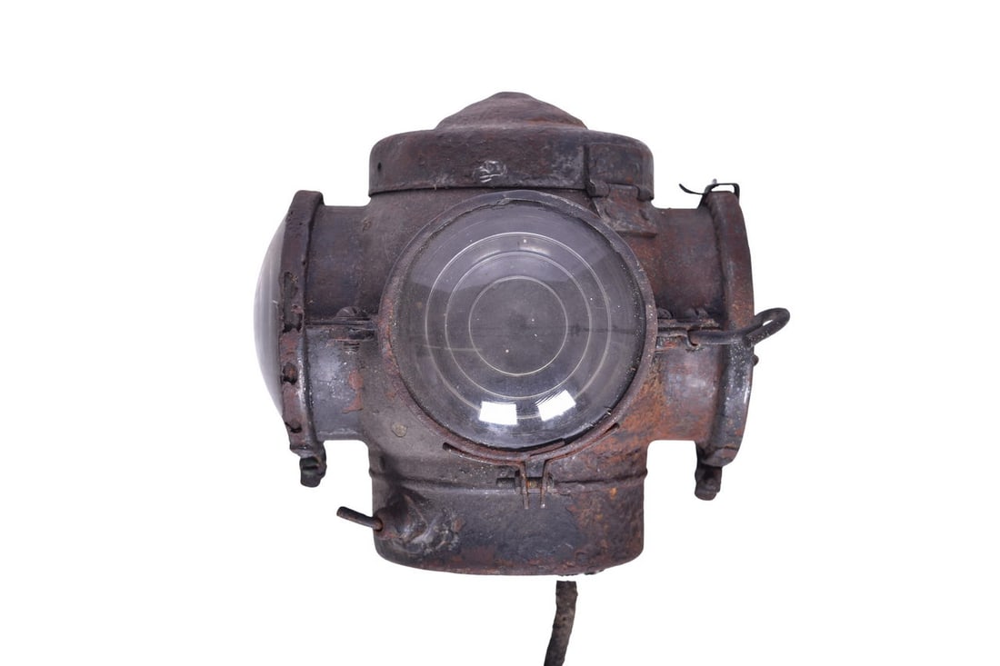 Electrified Armspear Marker Lamp with Wall Bracket (1 of 4)