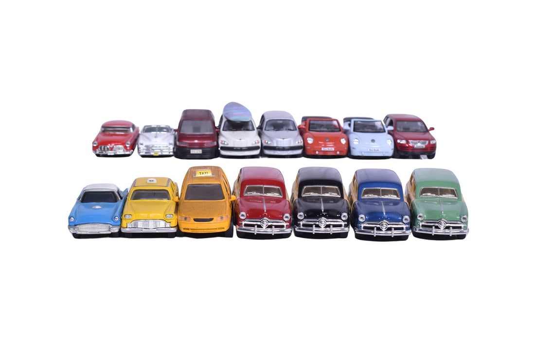 Nine Kinsmart, two unknown / unmarked, a Road Signature, a Motor Max and two ERTL models, all: Nine Kinsmart, two unknown / unmarked, a Road Signature, a Motor Max and two ERTL models, all roughly 1:43 scale. No original packaging, like new condition. See photos for best description.