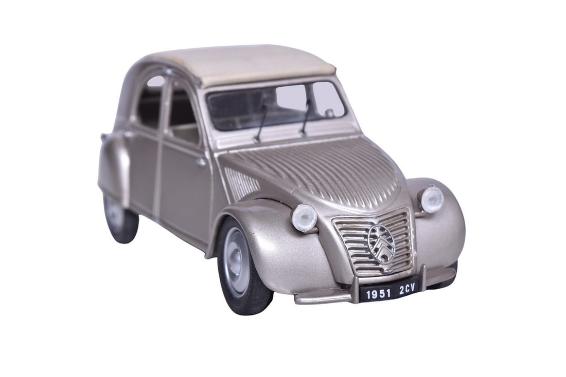 Franklin Mint 1:24 die cast 1951 Citroen 2CV in silver. No original packaging, car is in good (1 of 3)