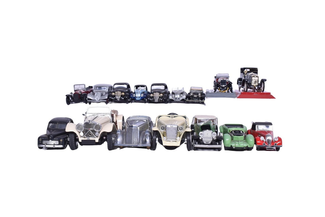 Sixteen roadsters of various makes and scales, the majority 1:43 and 1:24. Group includes Franklin: Sixteen roadsters of various makes and scales, the majority 1:43 and 1:24. Group includes Franklin Mint Jaguar SS-100, Nostalgic Miniatures Ford Model A, Viatese BMW 328 in Blue and Silver, Dinky Matc