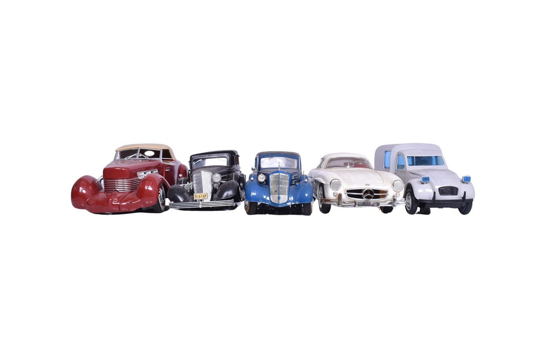 Group of plastic models including Welly Citroen 2CV, Mercedes Benz SL300 gullwing, plastic 1937 Cord (1 of 3)
