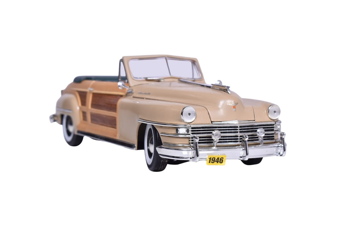 Motor City 1:18 die cast Chrysler Town and Country woodie convertible. No box, good condition with (1 of 3)