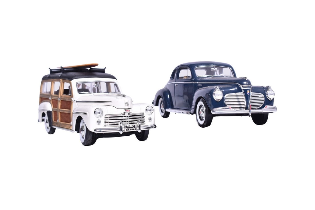 Two 1:18 scale models from Road Signature - a 1941 Plymouth in dark blue and a 1948 Ford Woody: Two 1:18 scale models from Road Signature - a 1941 Plymouth in dark blue and a 1948 Ford Woody Wagon. Plymouth comes with original plastic display platform, Woody wagon comes with surf board and comme