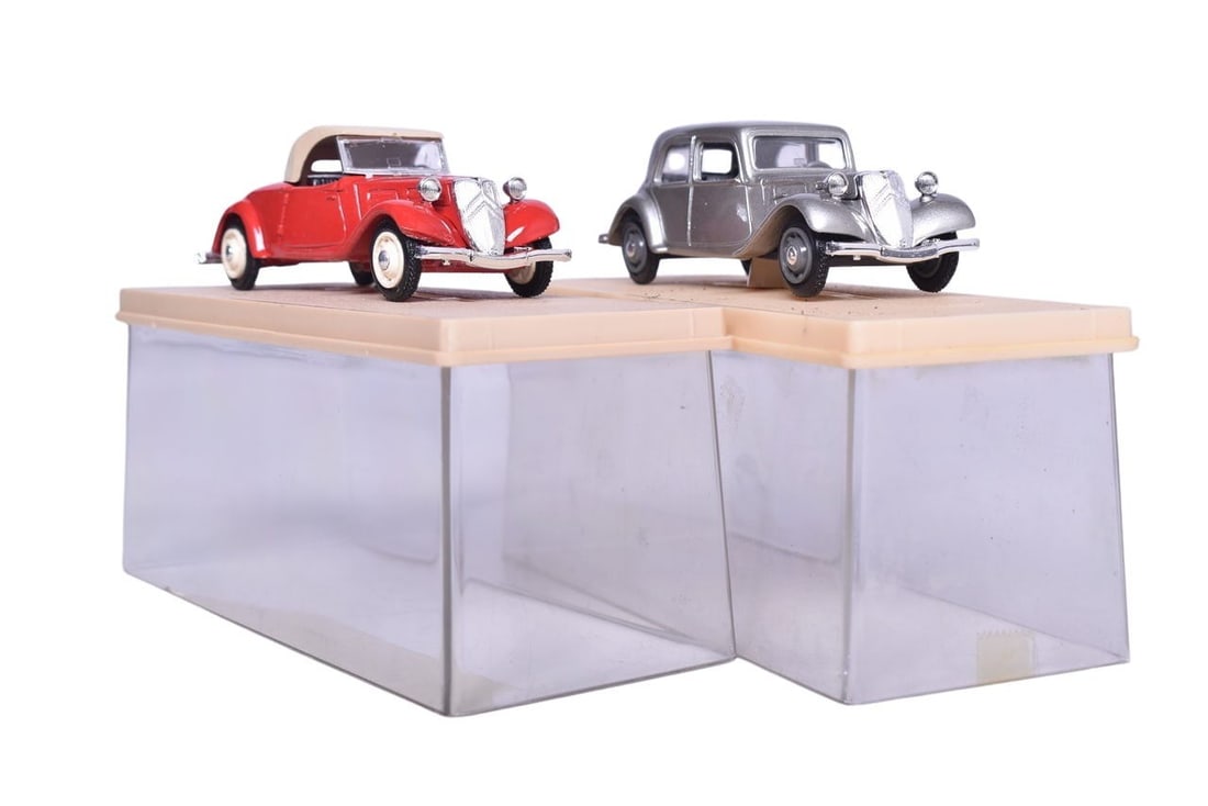 Two Eligor 1:43 scale diecast models. Includes 1001 1002 1958 Lincoln Citroen Traction Avant: Two Eligor 1:43 scale diecast models. Includes 1001 1002 1958 Lincoln Citroen Traction Avant Cabriolet in red and 1031 1032 1938 Citroen Traction Avant Berline in silver. Original plastic display case
