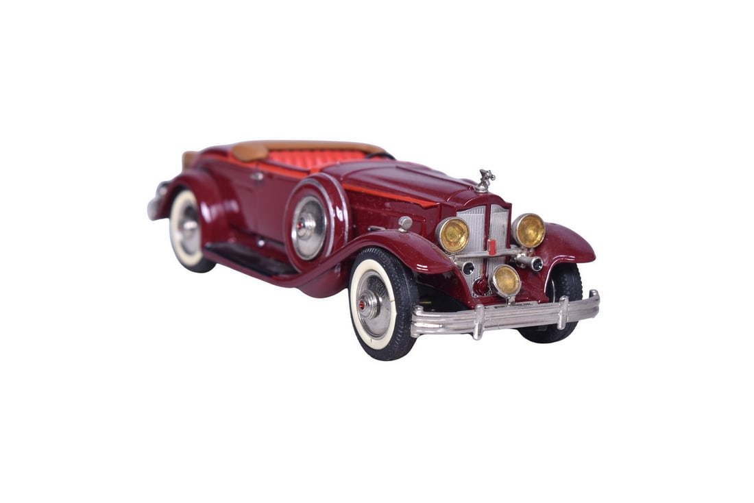 Mini Marque white metal 1:43 scale 1932 Packard number 4 of 250 in maroon. Car does not come with: Mini Marque white metal 1:43 scale 1932 Packard number 4 of 250 in maroon. Car does not come with original packaging, detached windshield and one turn indicator. Box size 8" x 8" x 4"