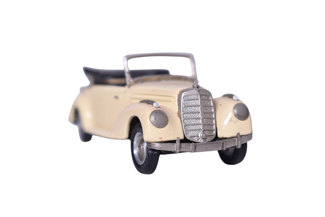 1:43 scale Mercedes-Benz 220 Cabriolet strongly suspected to be a Metal 43 / Western Models white: 1:43 scale Mercedes-Benz 220 Cabriolet strongly suspected to be a Metal 43 / Western Models white metal model. No original packaging, windshield has no glass and has been glued on backwards.
