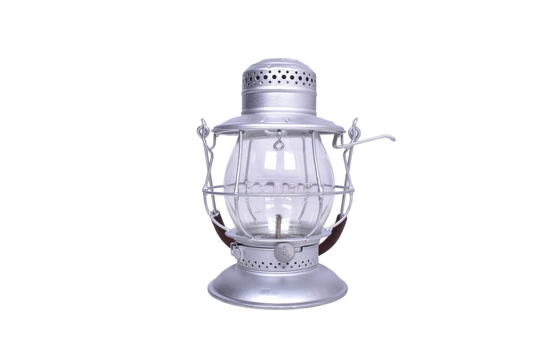 Dietz XLCR lantern with a latest patent date of Dec. 13 '10. Lantern has been recently repainted (1 of 9)