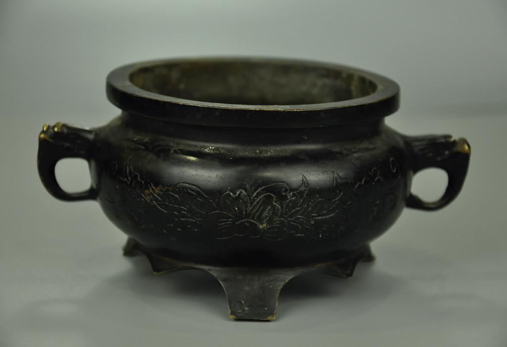 A Fine Copper Handle Censer: A Fine Copper Handle Censer Chinese Ming Dynasty Mark of Xuande Four-character and of the Period(1426-1435) Size:16cmx7cm Weight:717g