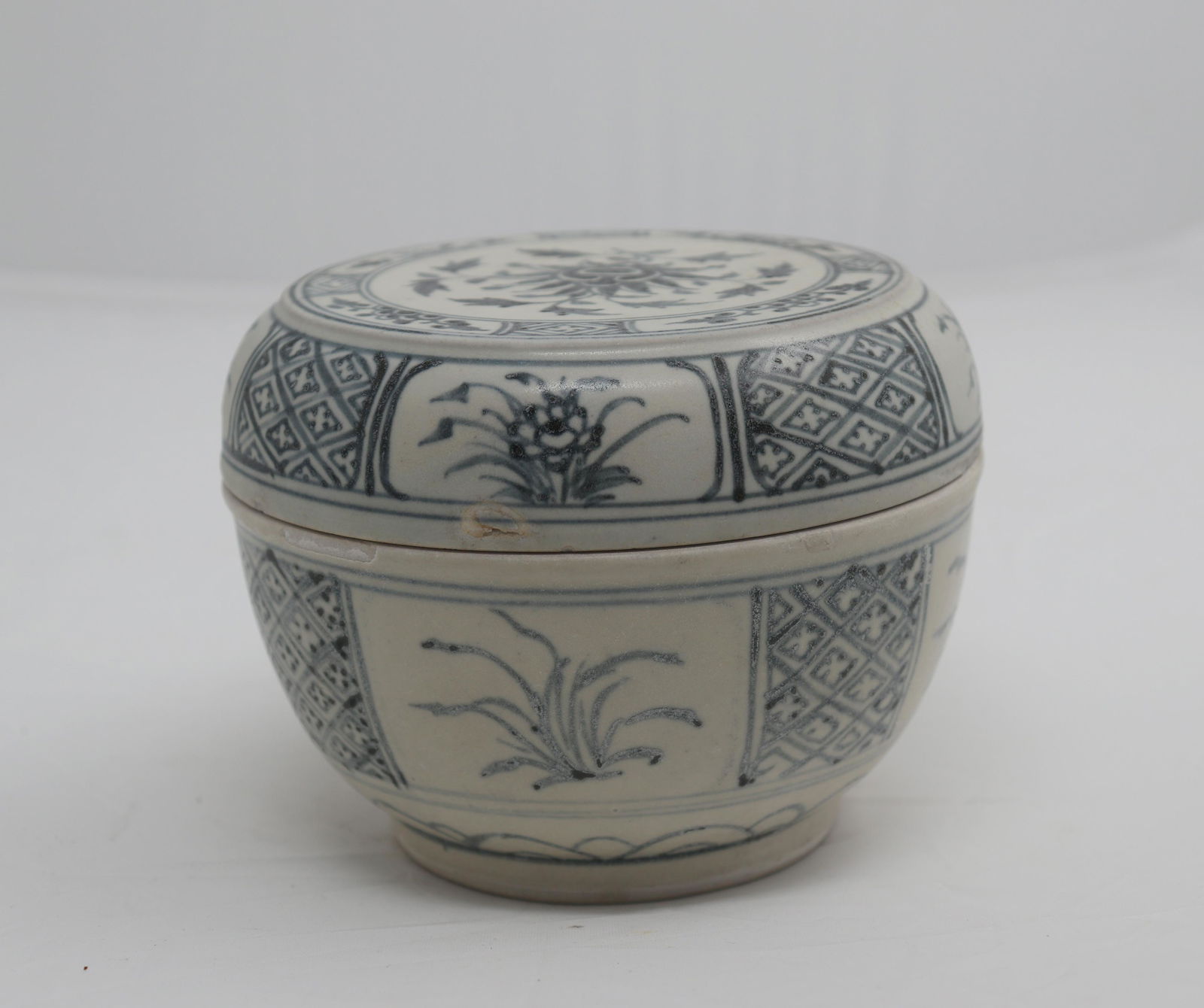 A VIETNAMESE BLUE AND WHITE CERAMIC LIDDED BOX. XVI century (1 of 6)