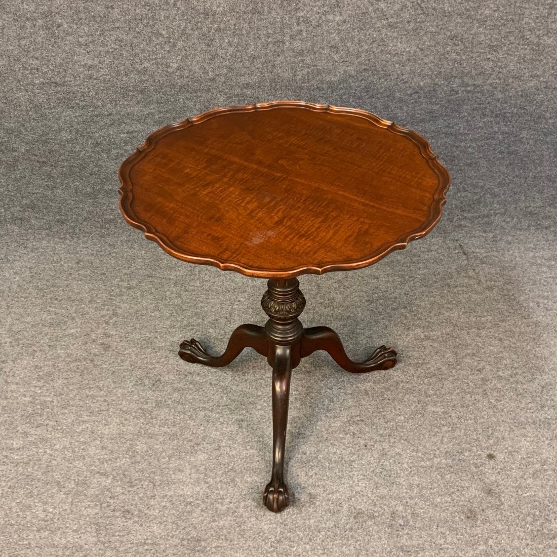 Pie Crust Chippendale Table With Claw Feet: 28"h 28"diameter