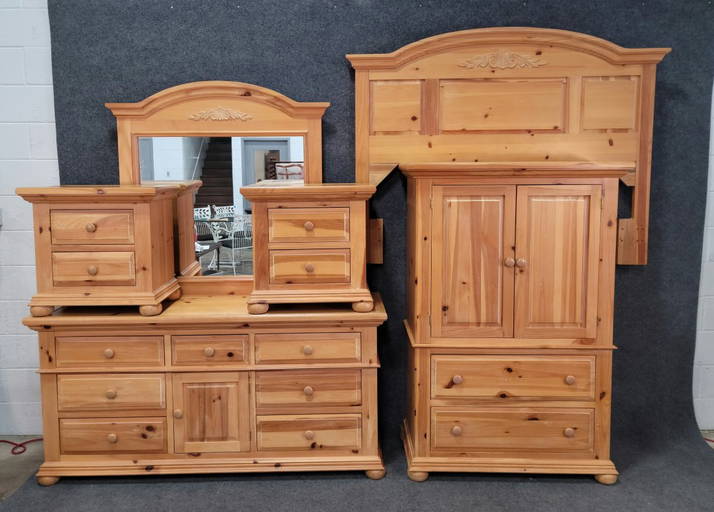 Broyhill Pine Bedroom Set