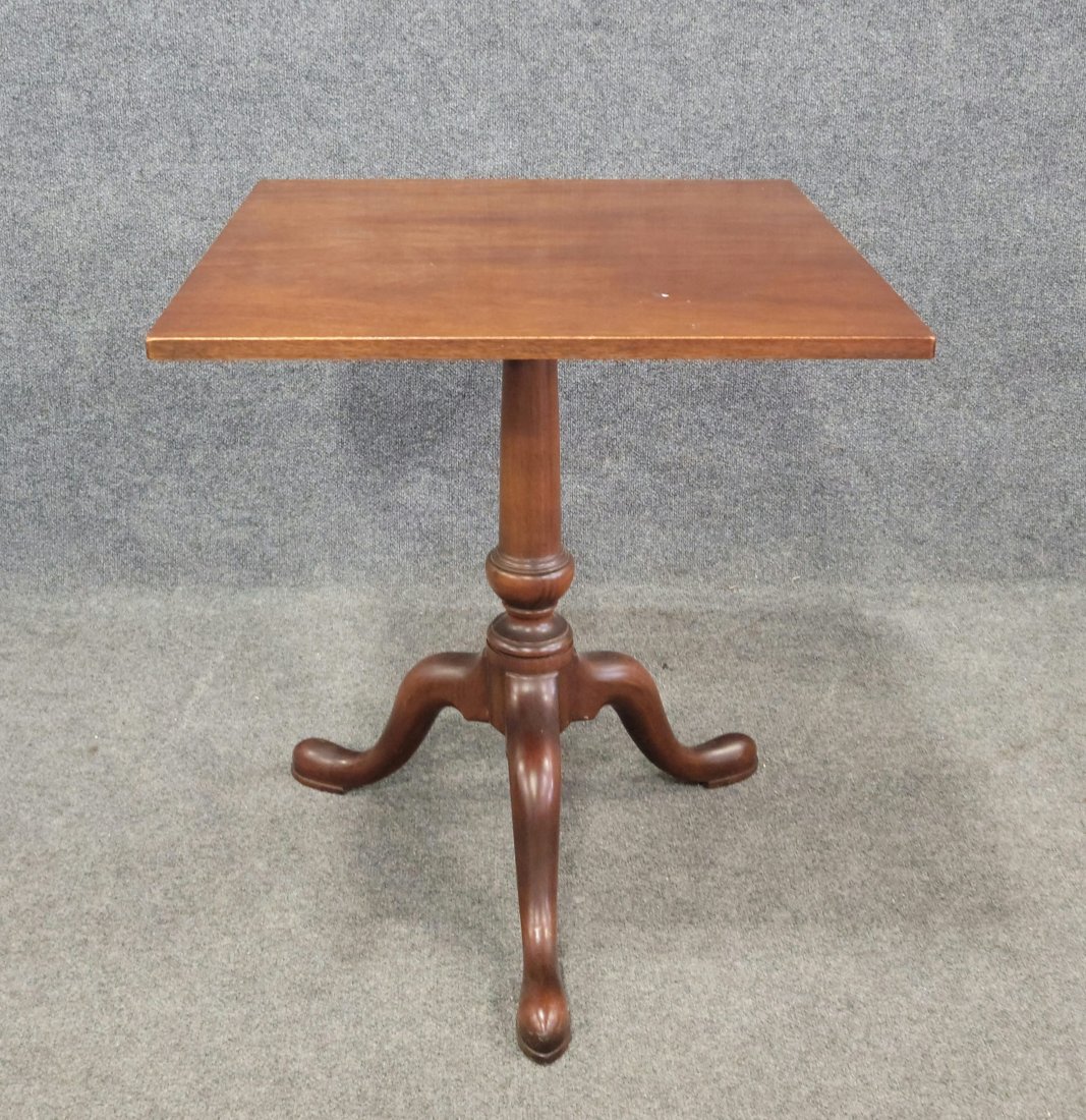Williamsburg Pie Crust Table: 27.50"H, 25"W, 25"D