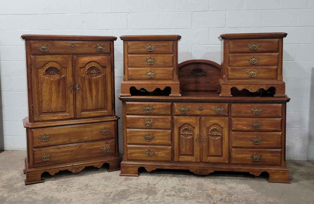 5 Piece Kincaid Bedroom Set: -