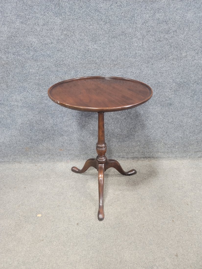 Pie Crust Table: 26.5h, 20.5w