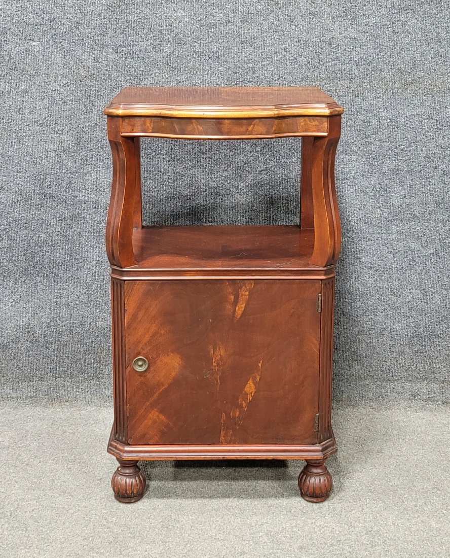 Mahogany Nightstand: 28.50"H, 16.50"W, 14"D