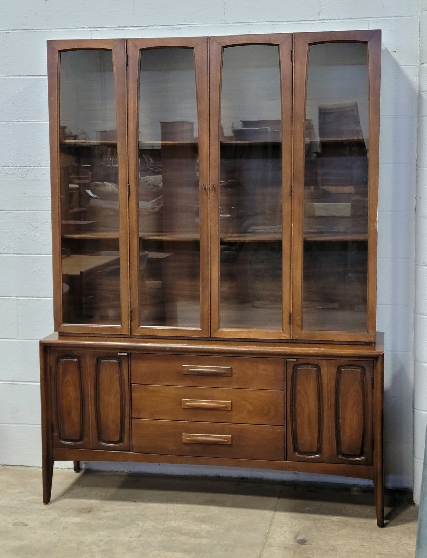 Broyhill Brasilia China Cabinet (1 of 3)