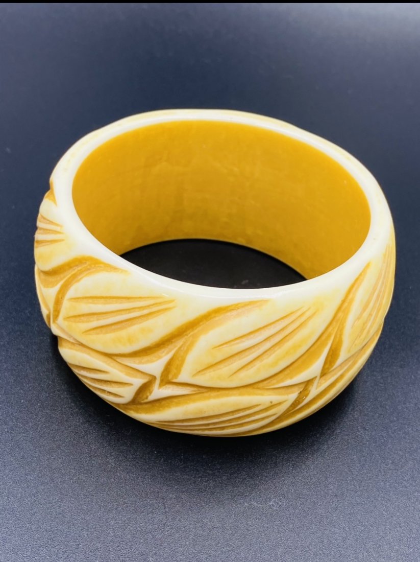 Vintage Large Bakelite Carved Ivory Bracelet: For exact dimensions please refer to the attached dimensions sheet. Bakelite was an early plastic resin, developed by Leo Baekeland in 1907. Originally used for industrial purposes thanks to its abili