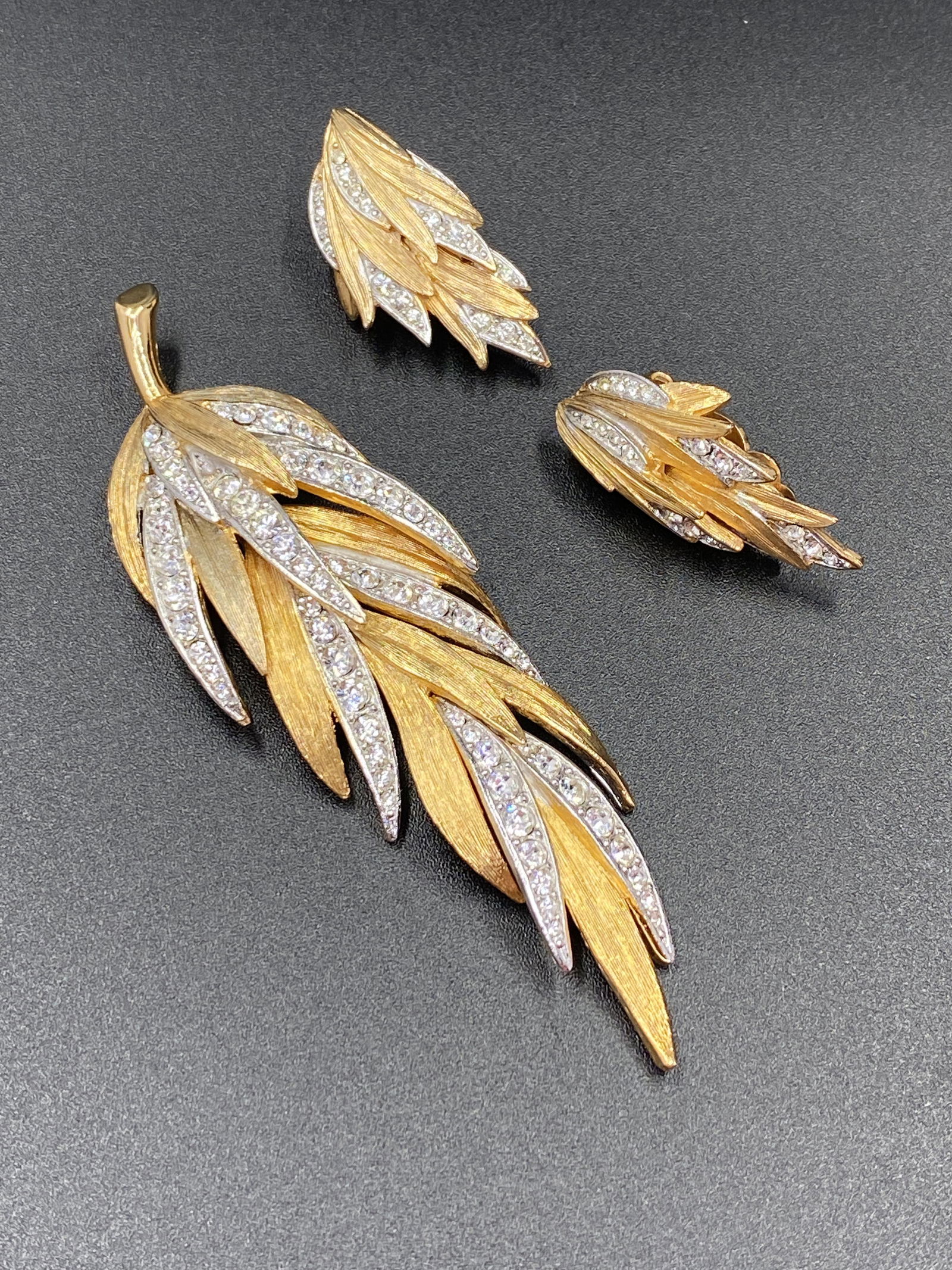 Vintage Kramer Leaf Brooch (1 of 3)