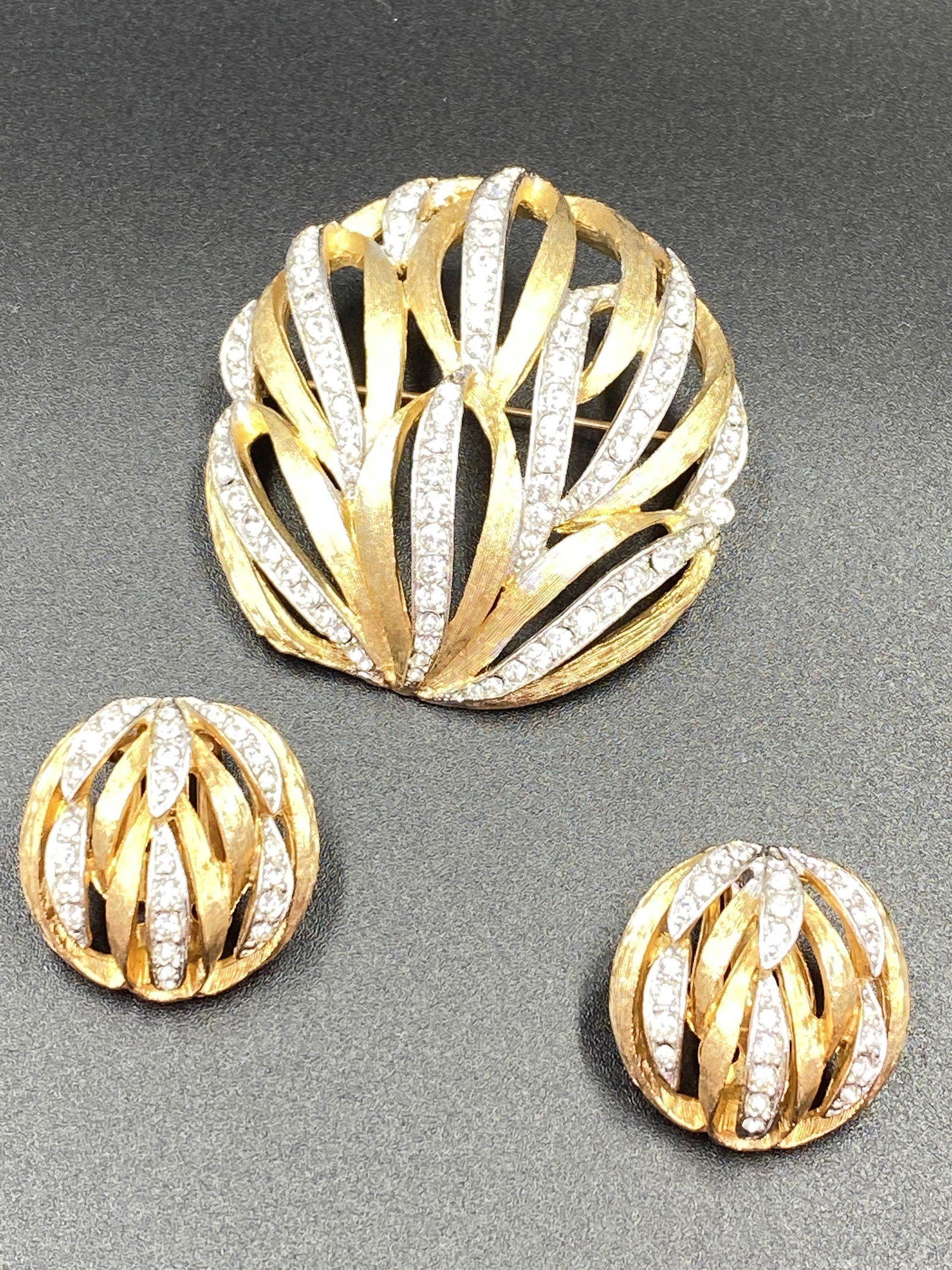 Vintage Kramer Gold Etched Brooch (1 of 2)