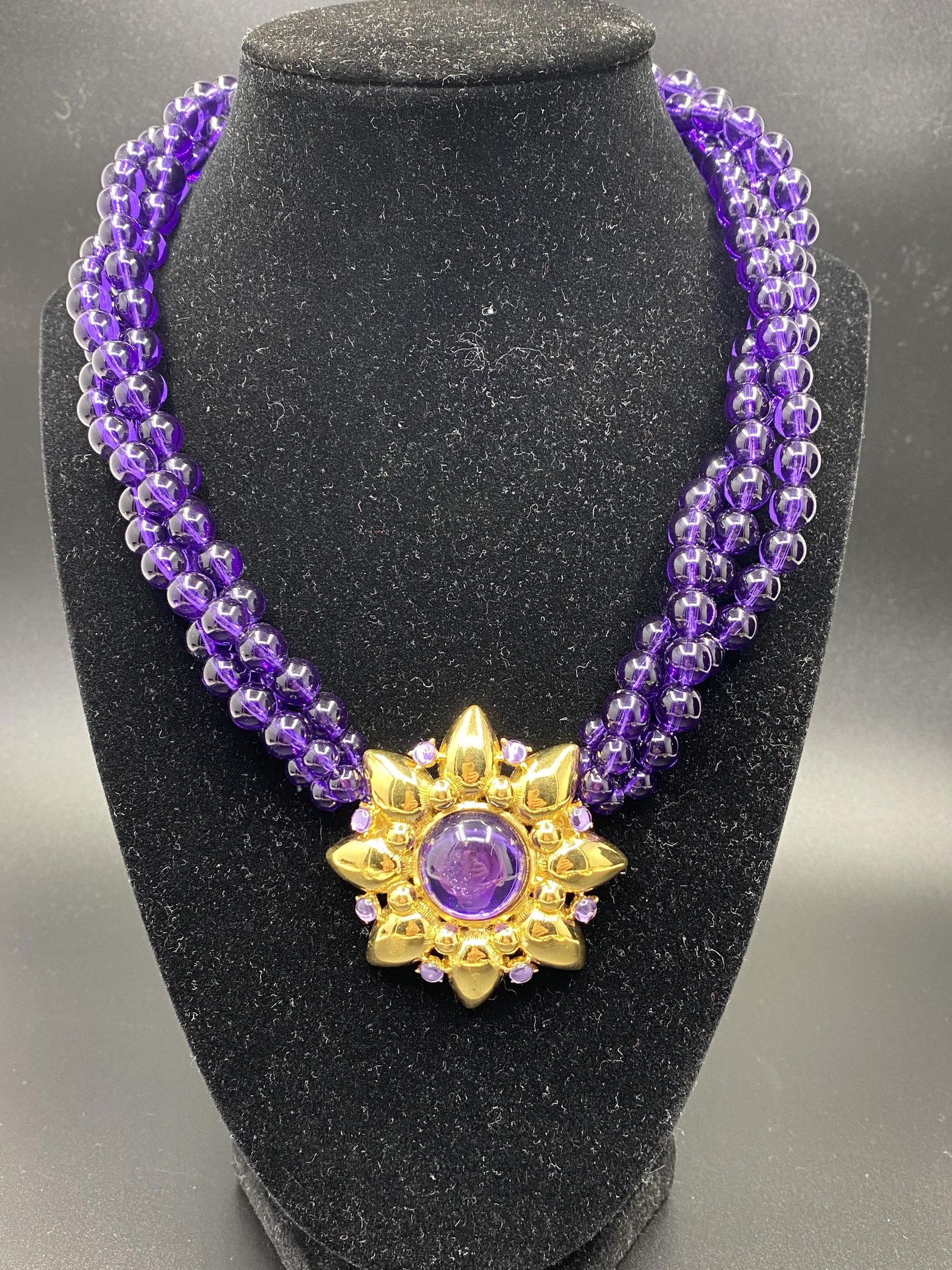 Vintage Trifari Purple Necklace Golden Medalion (1 of 7)