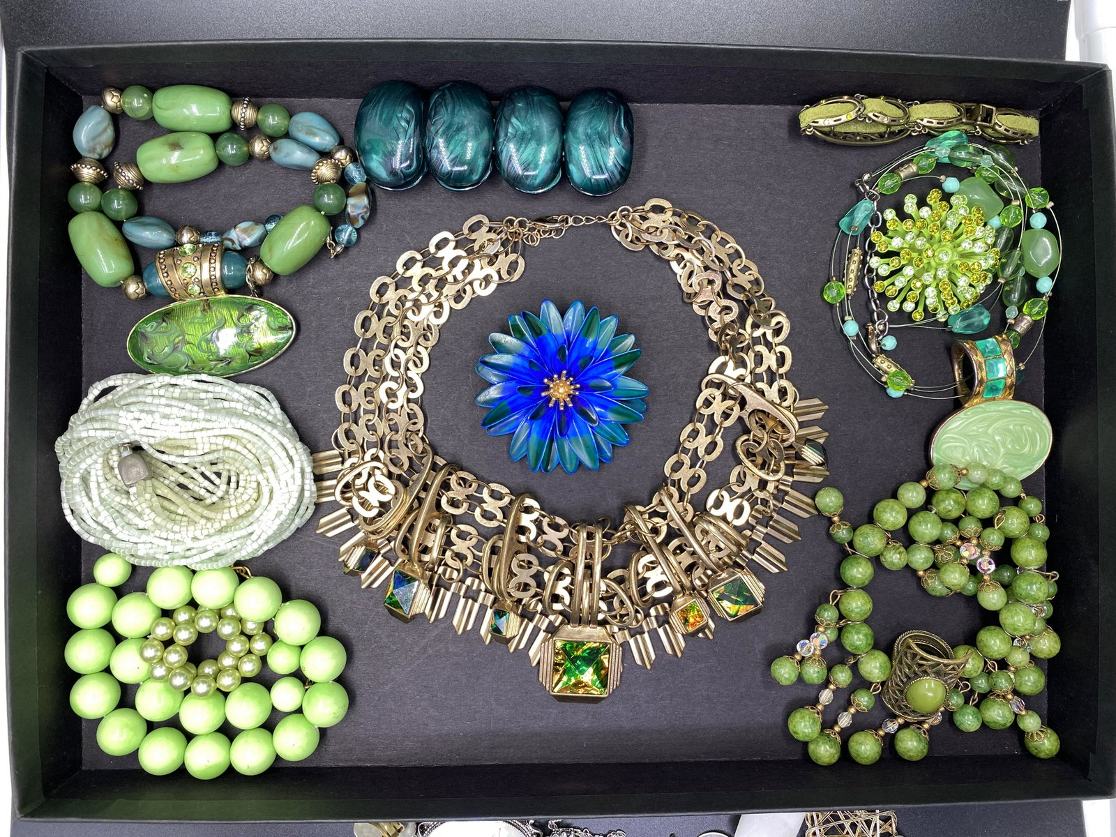 Mixed lot of Modern Costume Jewelry: Mixed lot of Modern Costume Jewelry