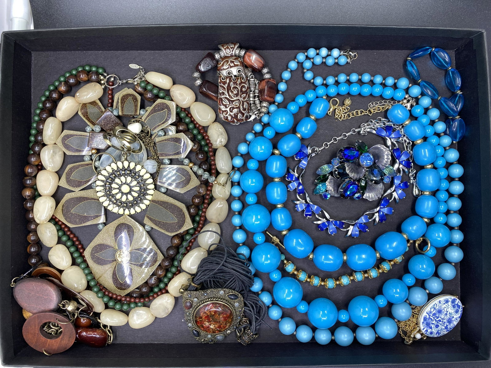 Mixed lot of Modern Costume Jewelry: Mixed lot of Modern Costume Jewelry