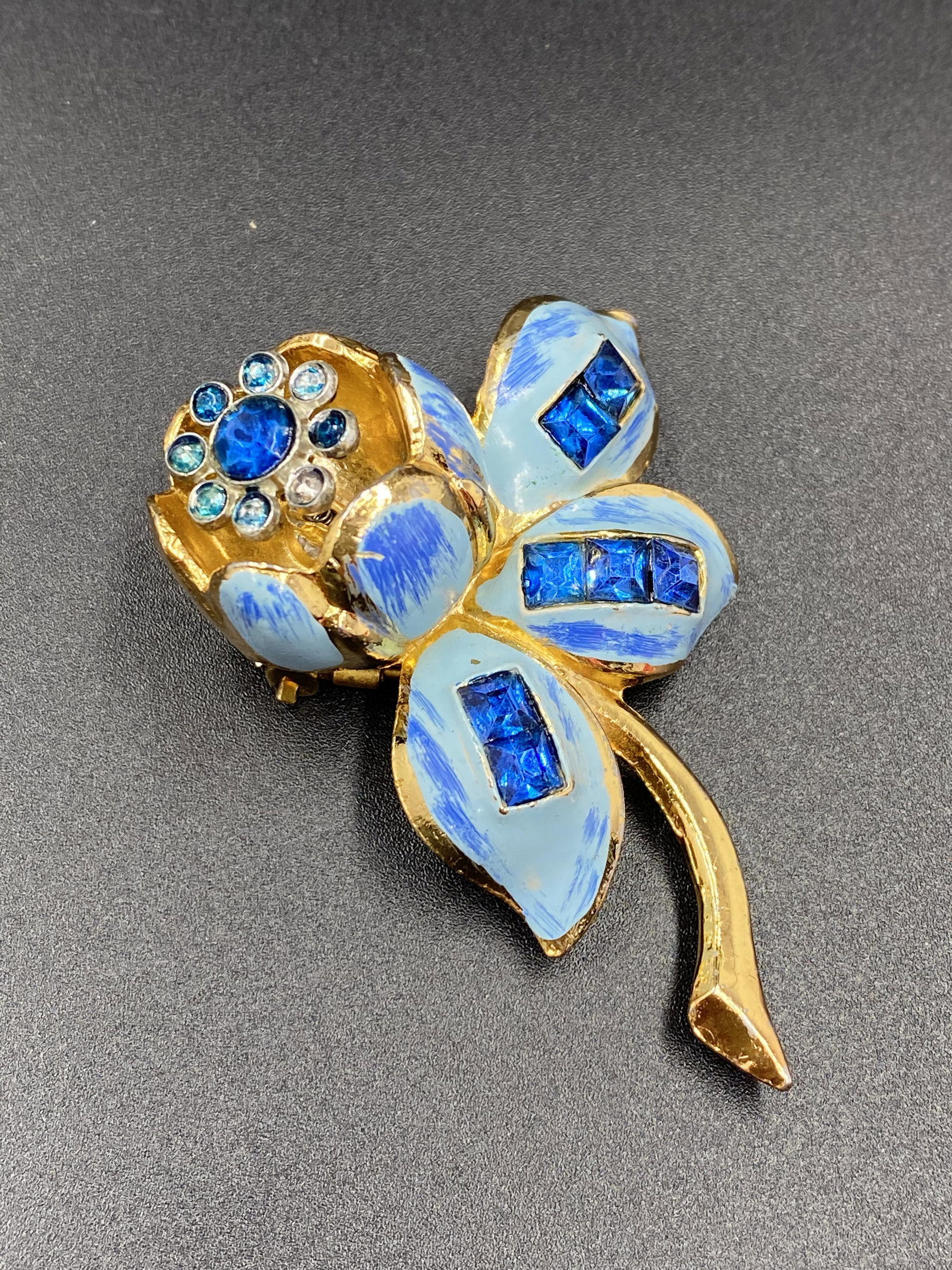 1940s Coro Gene Verrecchio Blue Fur Clip: For exact dimensions please refer to the attached dimensions sheet. Marked Coro.CORO and COROCRAFT JEWELRY Coro, Cohen & Rosenberger began early in the 1900s in Providence, Rhode Island. CORO made jew