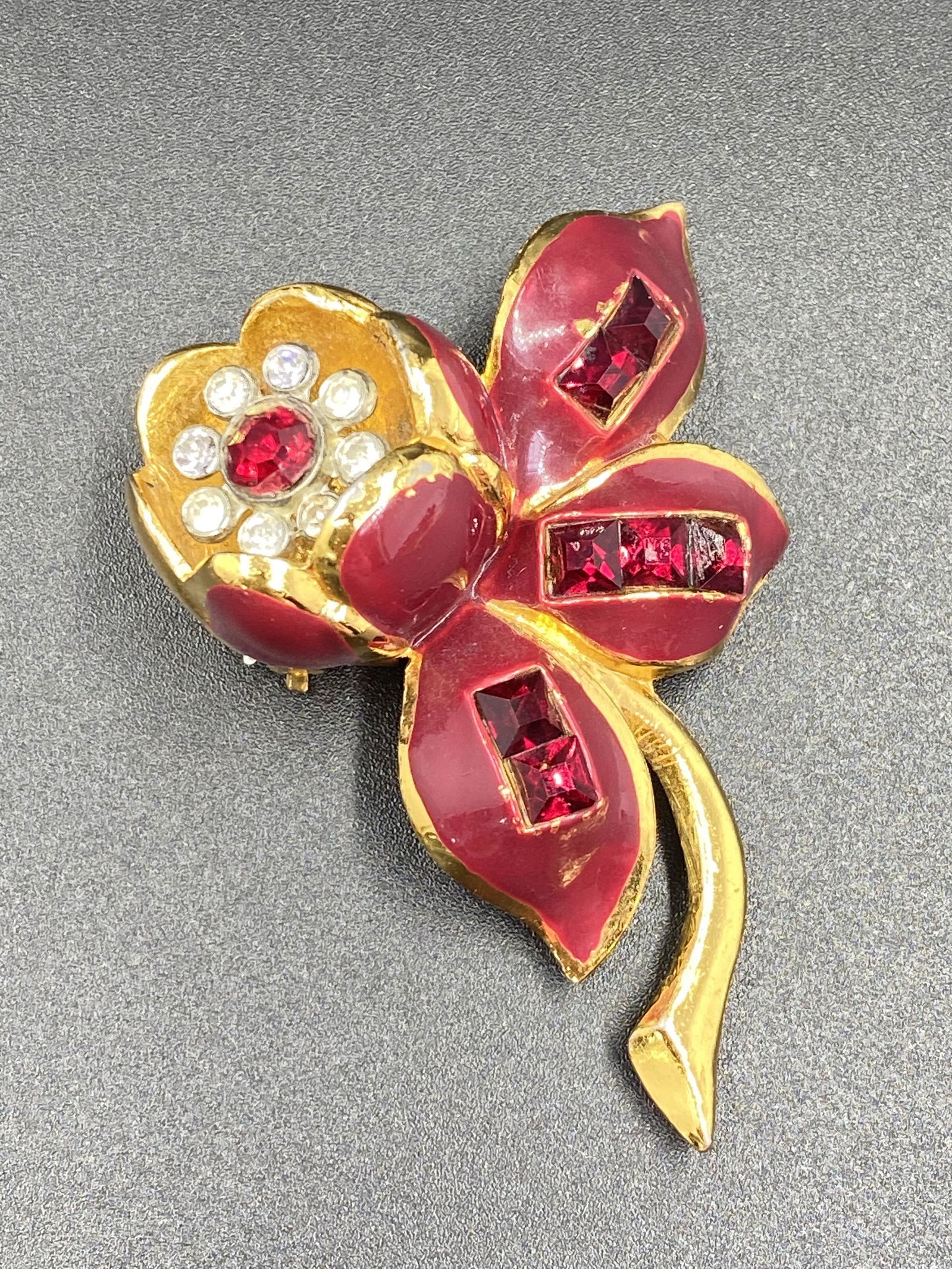 1940s Coro Gene Verrecchio Red Fur Clip: For exact dimensions please refer to the attached dimensions sheet. Marked Coro.CORO and COROCRAFT JEWELRY Coro, Cohen & Rosenberger began early in the 1900s in Providence, Rhode Island. CORO made jew