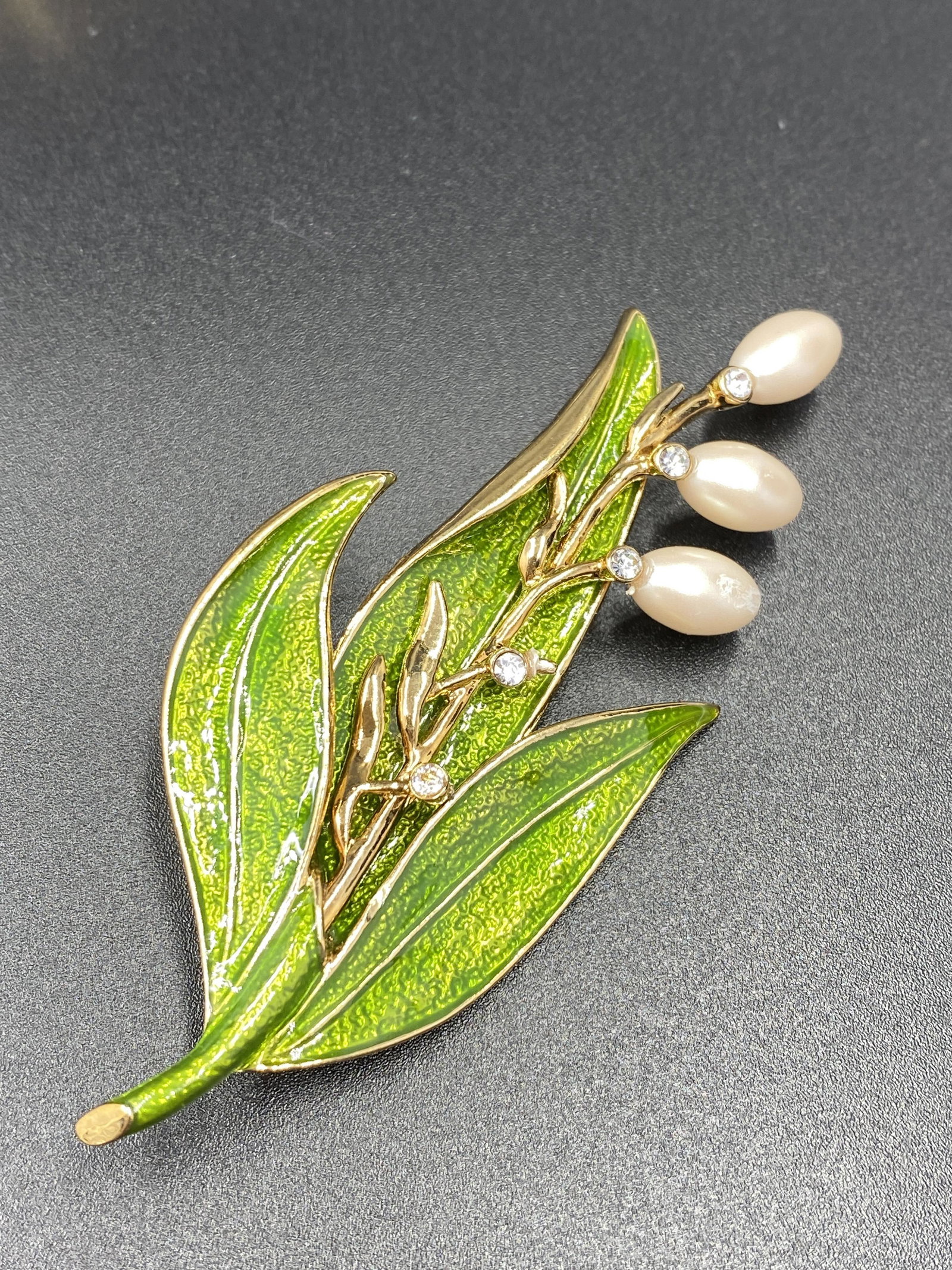 Monet Flower Brooch: For exact dimensions please refer to the attached dimensions sheet. Marked Monet.Monet Jewelry refers to a popular brand of vintage costume jewelry. The company specialised in creating high-end access