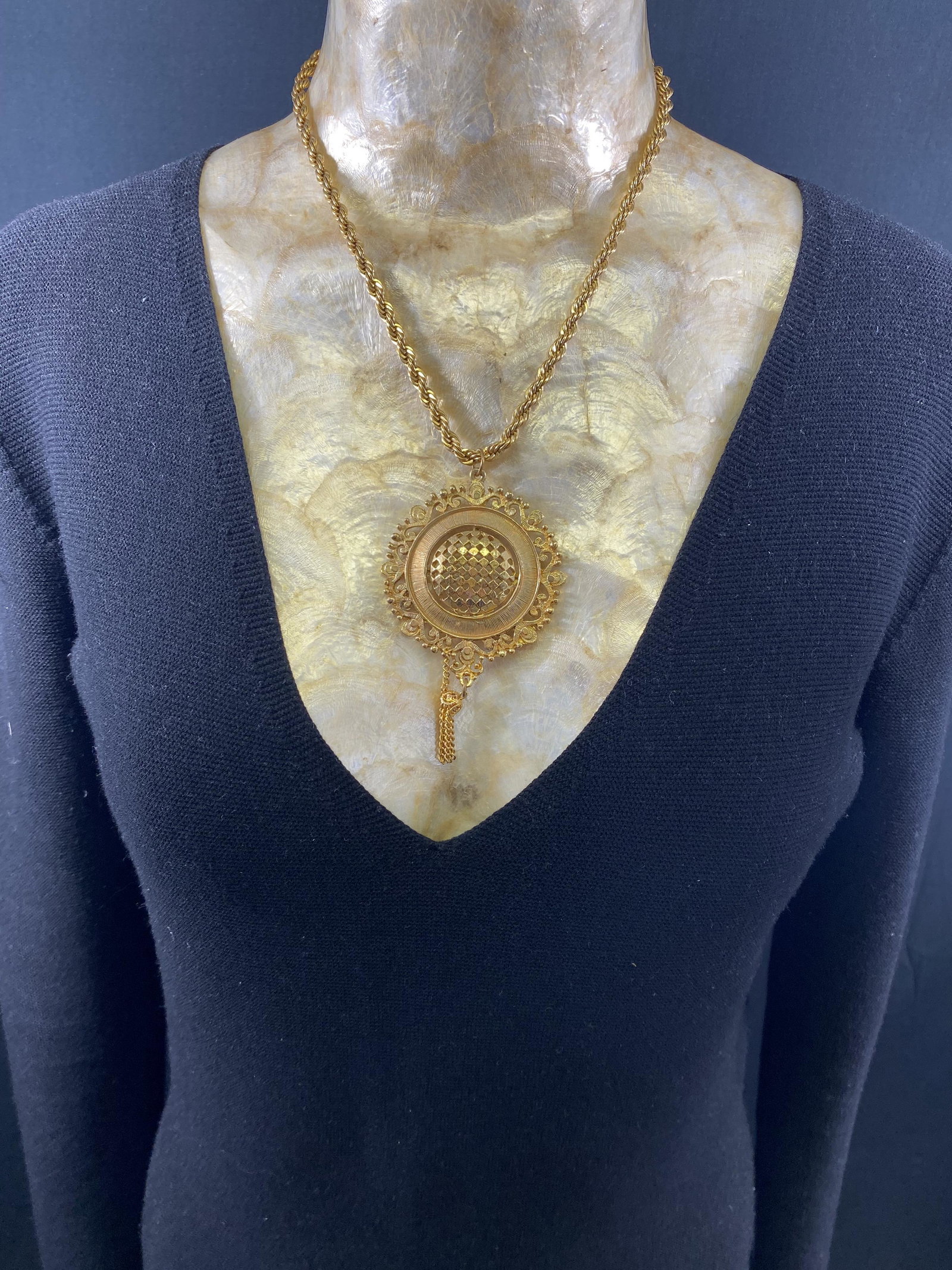 Monet Necklace: For exact dimensions please refer to the attached dimensions sheet. Marked Monet.Monet Jewelry refers to a popular brand of vintage costume jewelry. The company specialised in creating high-end access