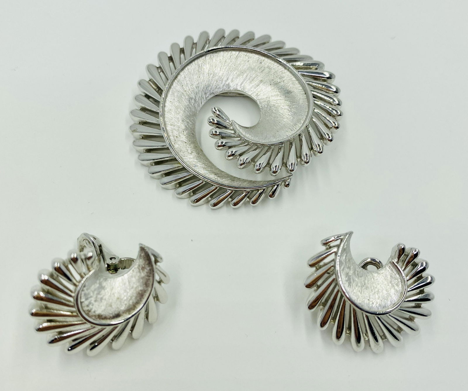 Trifari Costume Jewelry: For exact dimensions please refer to the attached dimensions sheet.