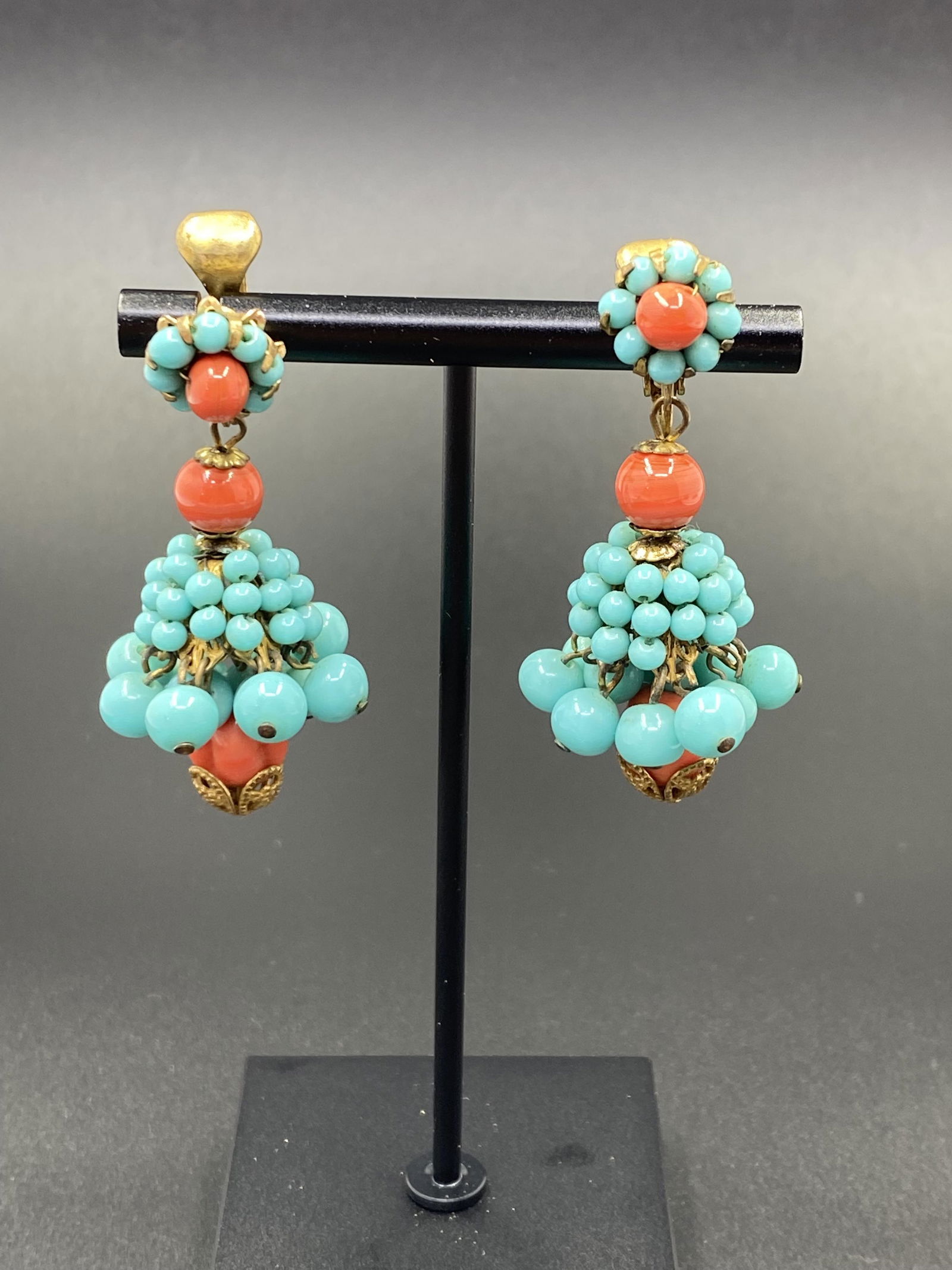 Unsigned Earrings Style Miriam Haskell: For exact dimensions please refer to the attached dimensions sheet.