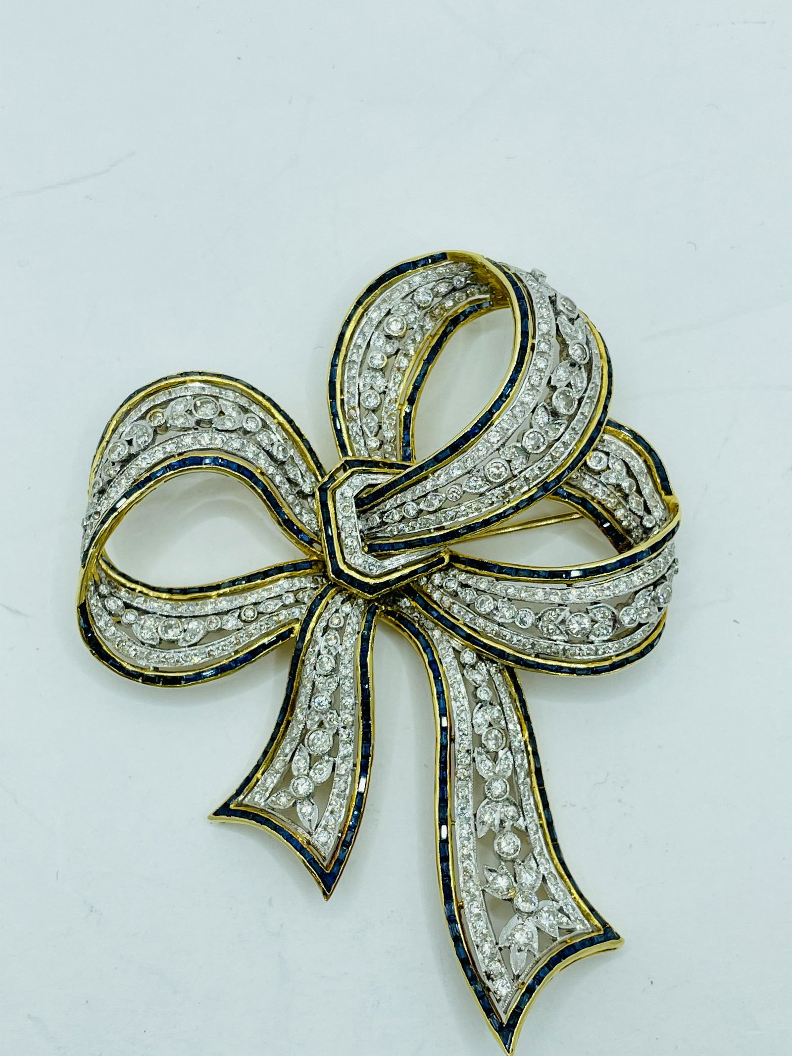 18K Gold Diamond Sapphire Ribbon Bow Brooch High Qualit (1 of 16)