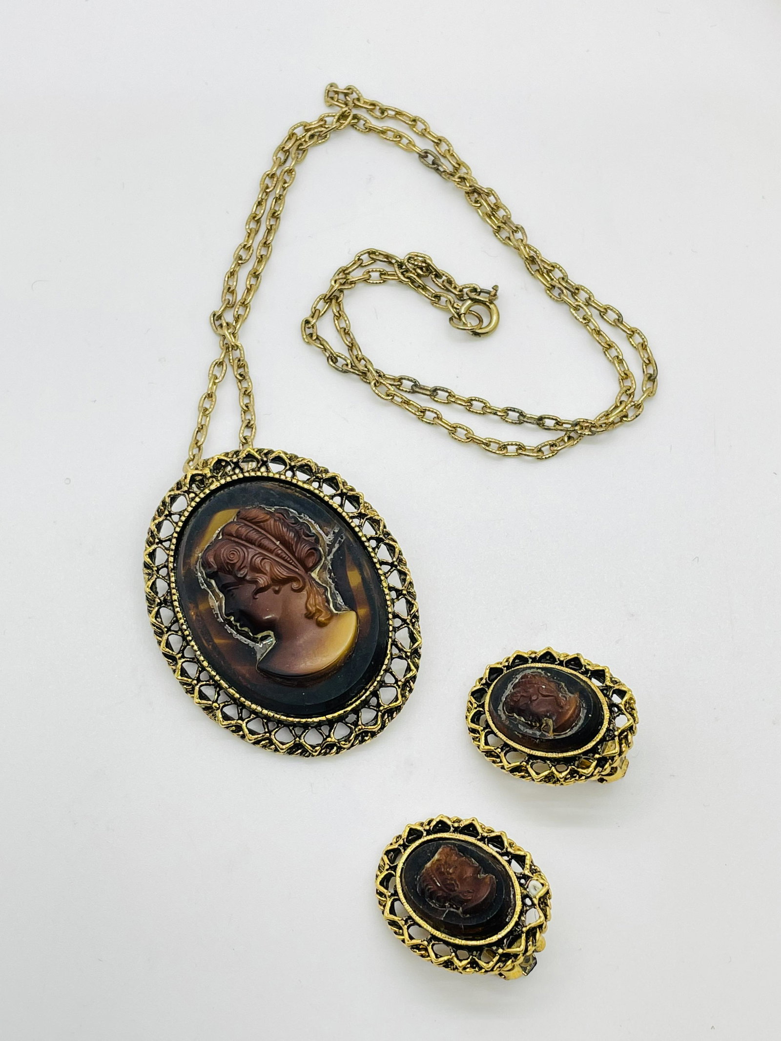 Vintage Costume Jewelry Cameo Necklace Earrings set: Vintage Costume Jewelry Cameo Necklace Earrings set Attributed to Juliana