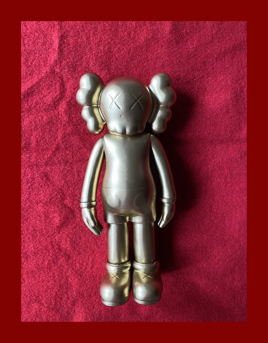 Kaws - Companion GOLD: Kaws, "Companion". Beautiful statue in gold colour by the designer and artist Kaws. Size: 20x10 CM. Year 2004. Shipped with care, fast shipping in 3-4 days all over the world, 1-2 days in Europe.