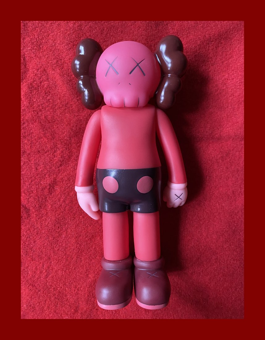 Kaws - Companion Pink/Brown: Kaws, "Companion". Beautiful statue in pink and brown colour by the designer and artist Kaws. Size: 20x10 CM. Year 2004. Shipped with care, fast shipping in 3-4 days all over the world, 1-2 days in Eu