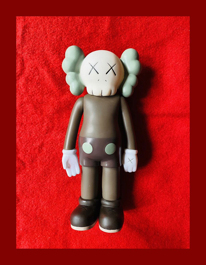 Kaws - Companion Brown/Grey: Kaws, "Companion". Beautiful statue in grey and brown colour by the designer and artist Kaws. Size: 20x10 CM. Year 2004. Shipped with care, fast shipping in 3-4 days all over the world, 1-2 days in Eu