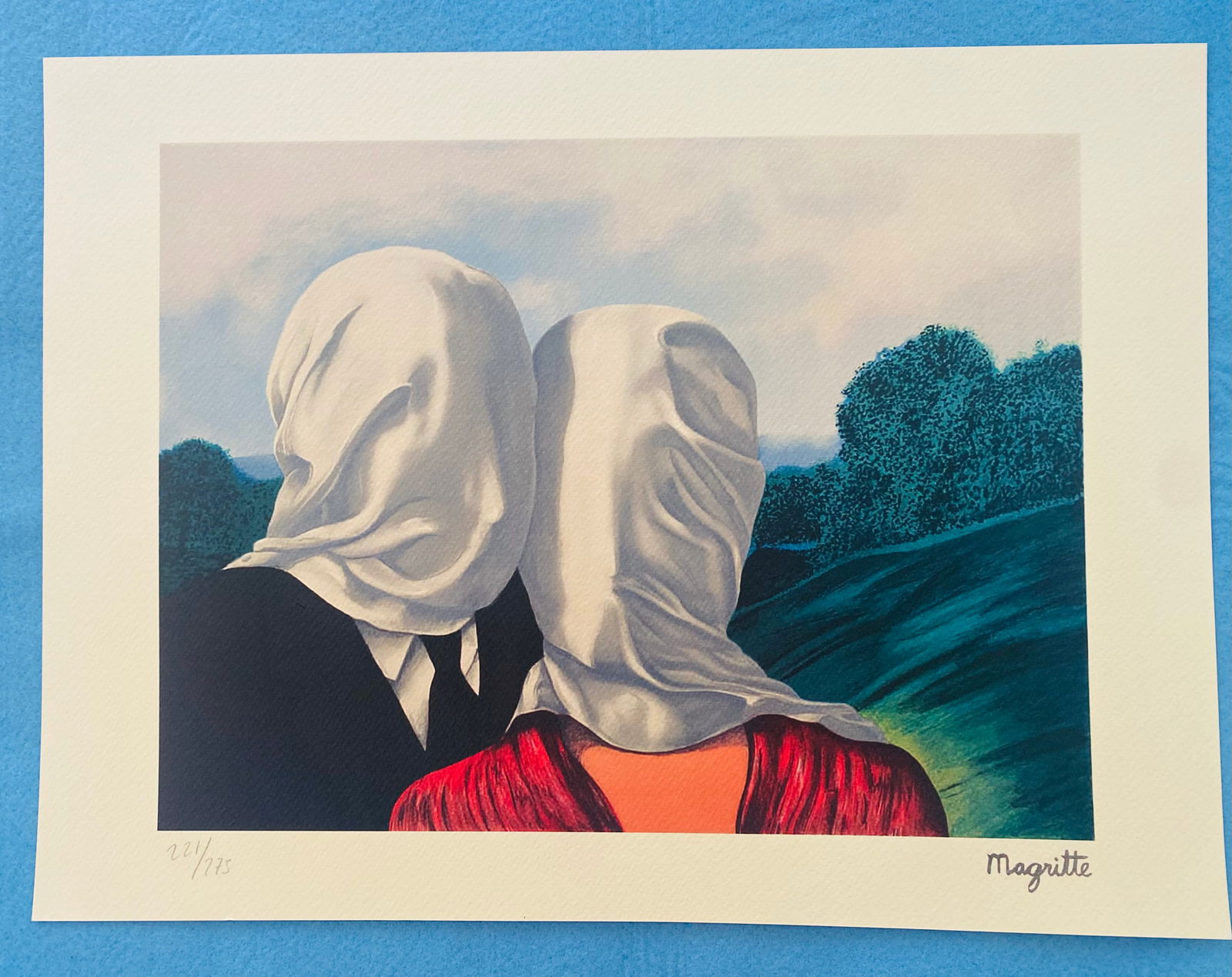 Rene Magritte - The Lovers: Rene Magritte "The Lovers" Chromolitograph after an original work. Print-signed lower right. Numbered lower left. Excellent conditions. Shipped with care in solid tube, fast shipping in 3-4 days all