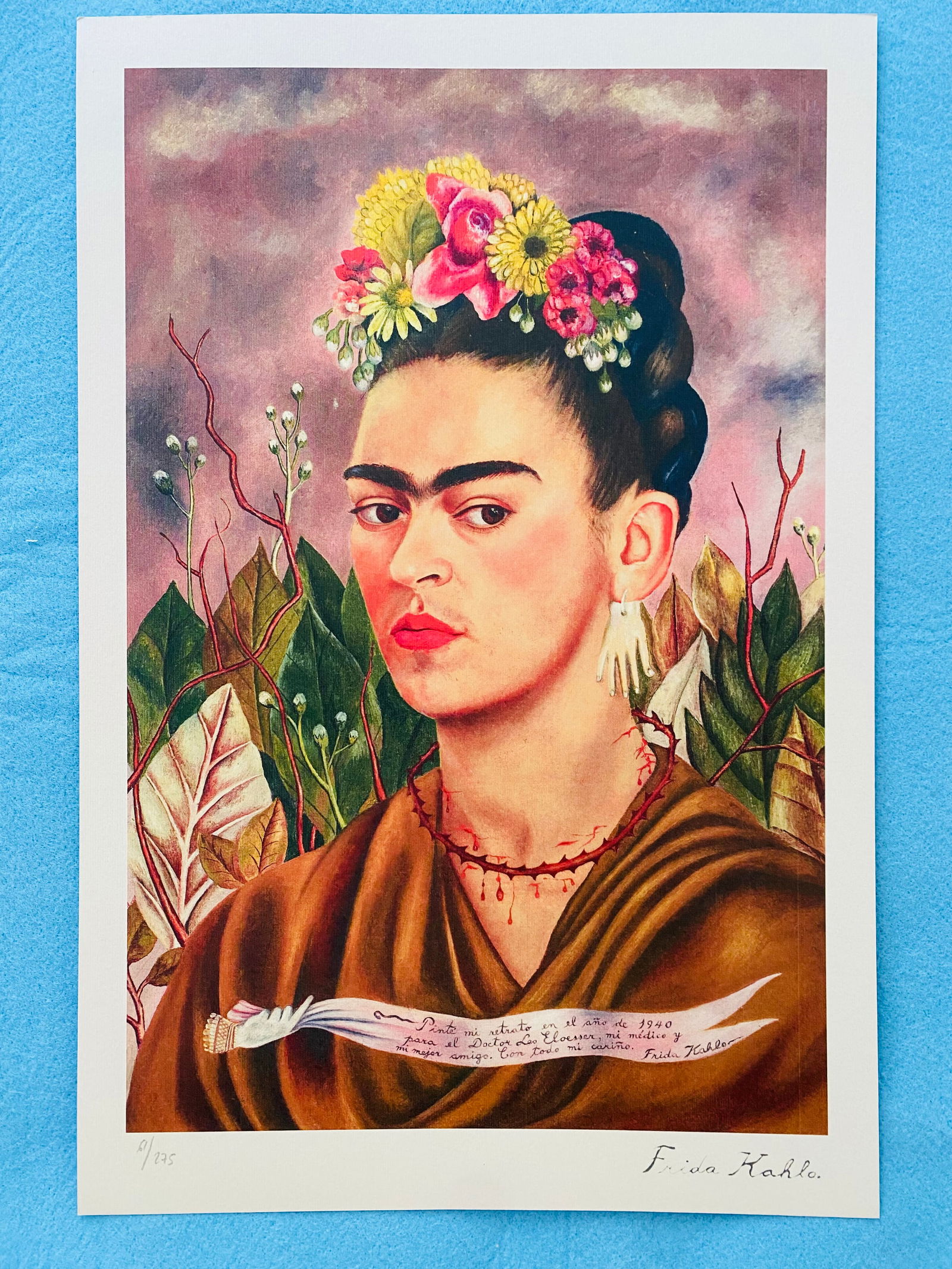Frida Kahlo - Selfportrait: Frida Kahlo "Selfportrait" Chromolitograph after an original work. Print-signed lower right. Numbered lower left. Excellent conditions. Shipped with care in solid tube, fast shipping in 3-4 days all