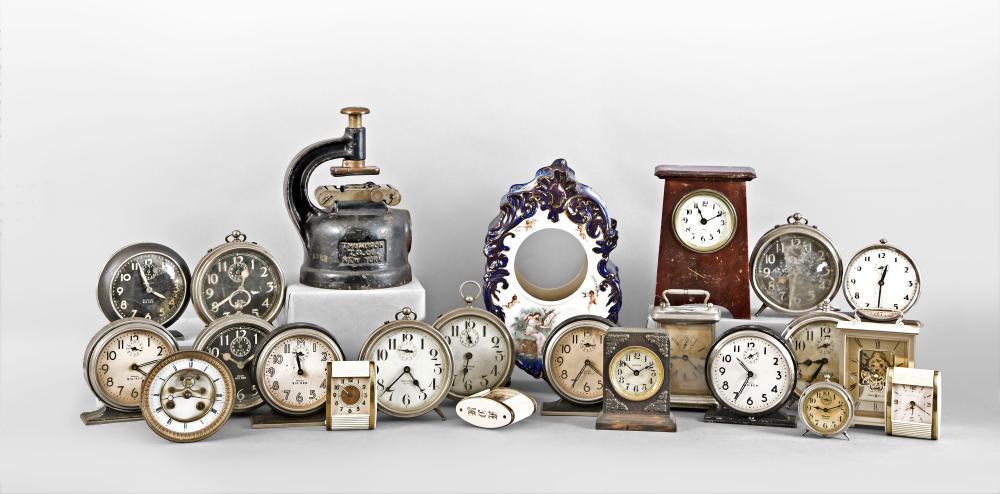 Large Lot of Table and Alarm Clocks (1 of 2)