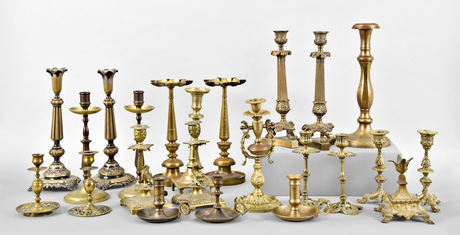 A lot of brass candlesticks and two oil lamps (1 of 4)