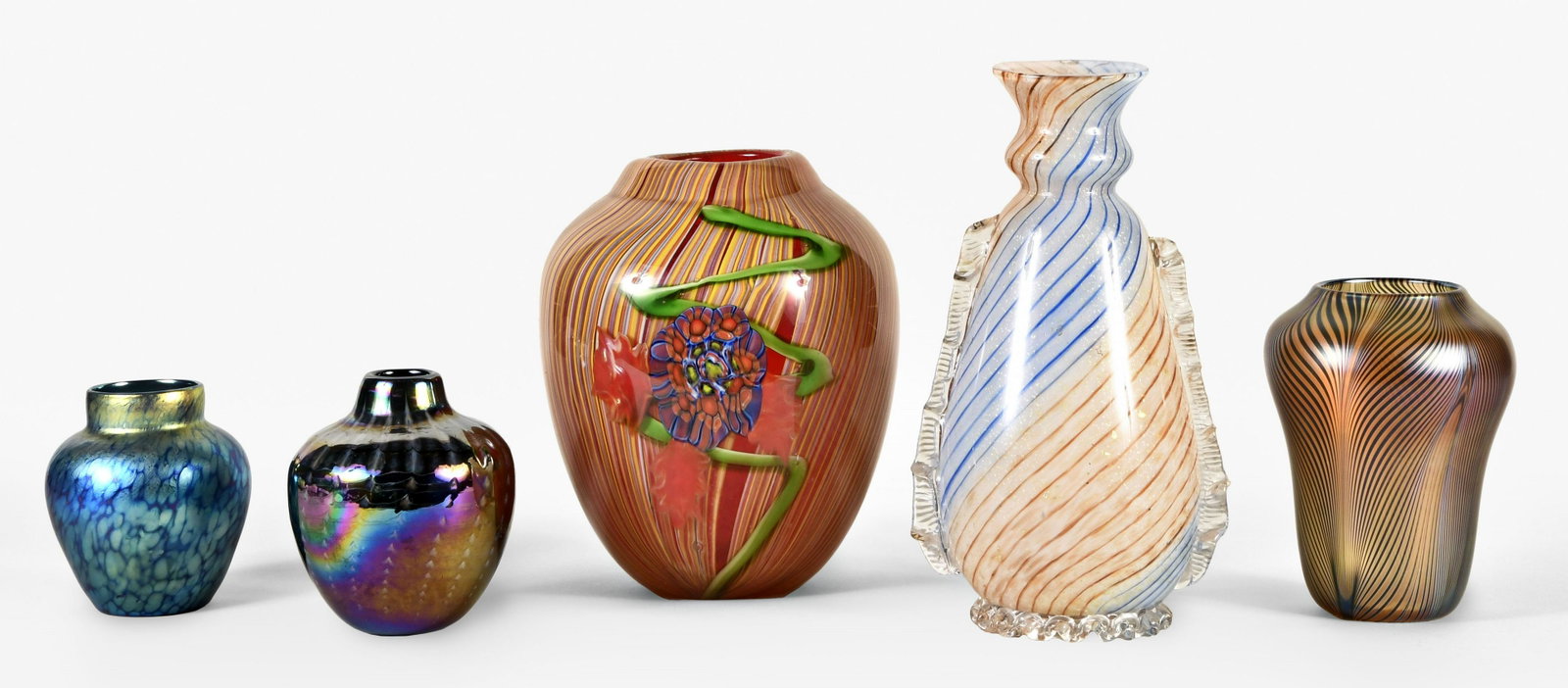 A lot of five pieces of 20th century art glass: 5 (Five) pieces of early 20th century art glass, the first an iridescent, pulled feather pattern vase by David Lotton, a small Lundberg Studios iridescent blue oil spot vase, a mid century, gold fleck
