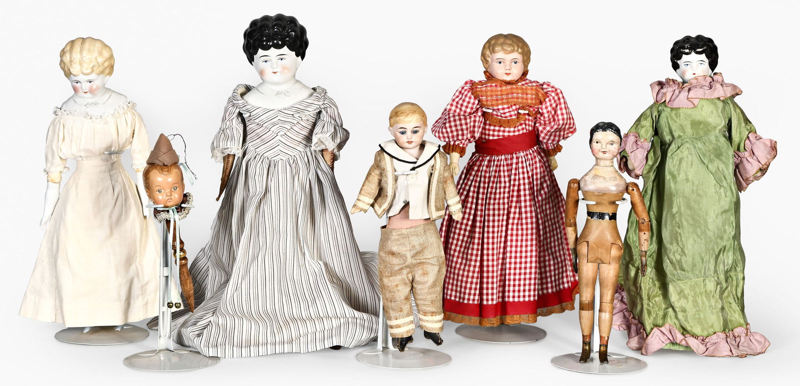 A lot of late 19th and early 20th century dolls and accessories (1 of 4)